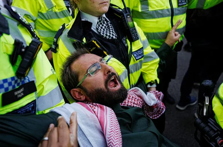 Brittisk polis arresterar dussintals till sist protest mot Palestina