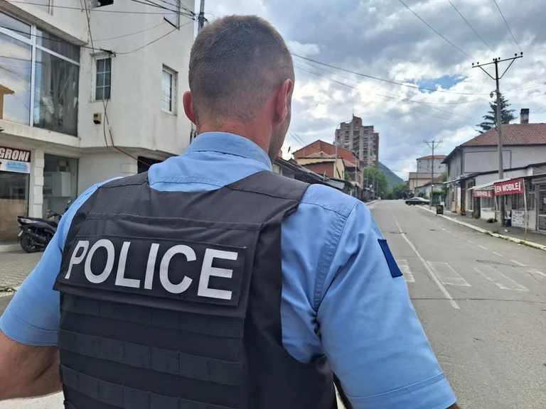 Mitrovica の若き男が刺さ