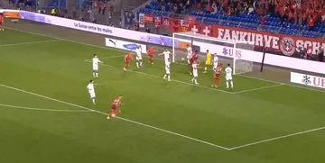 スイス 罰 Kosovo, アカニ マーク ヘッド
