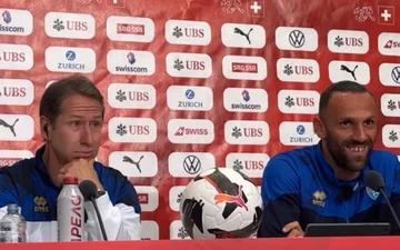 Der Moment, an dem der Blitz die Kosovo-Konferenz vor dem Spiel mit der Schweiz unterbrochen hat (VIDEO)