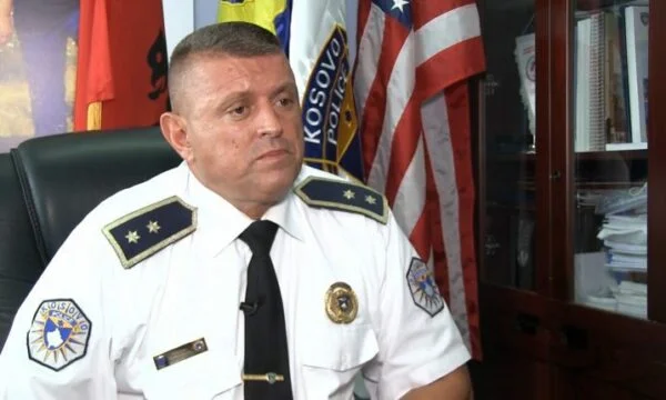 Selbst ab einem Monat Haft von Nexhami Krasniqi und 3 anderen unter Verdacht von Zwangs-, illegalen Waffen und Steuerhinterziehung