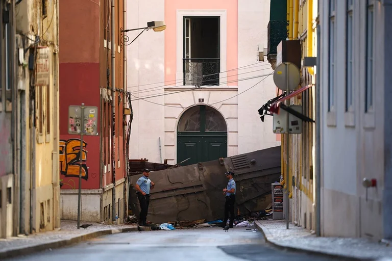 Acidente de Lisboa: 3 anos salva, pai morre mãe em estado crítico