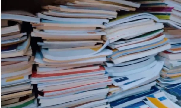 Parents require that textbooks be distributed from schools, not purchased by themselves