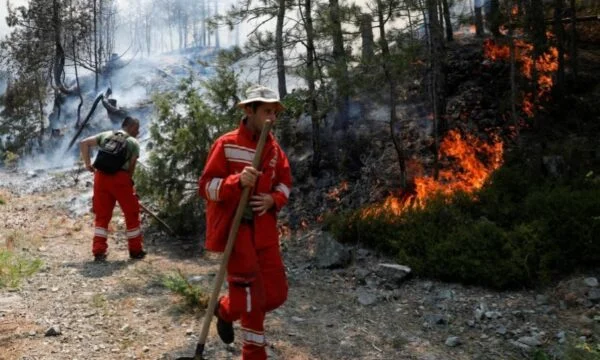 Albanien, um bis zu drei Gehälter zu belohnen Arbeiter, die gegen Feuer kämpfen