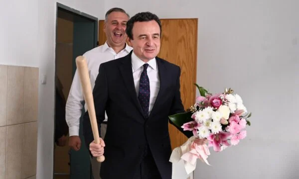 Kurt com Stupc no braço vai para Osman Azem, Mefi está de costas para ele.