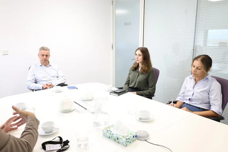 British Ambassador trifft sich mit AGK-Vertretern: Free Media Essential for Democracy