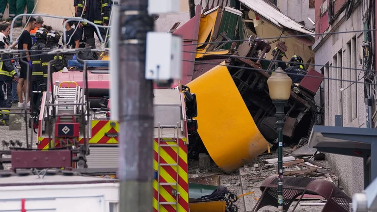Mindestens 15 Tote, nachdem die Straßenbahn in Lissabon auf dem Weg ist