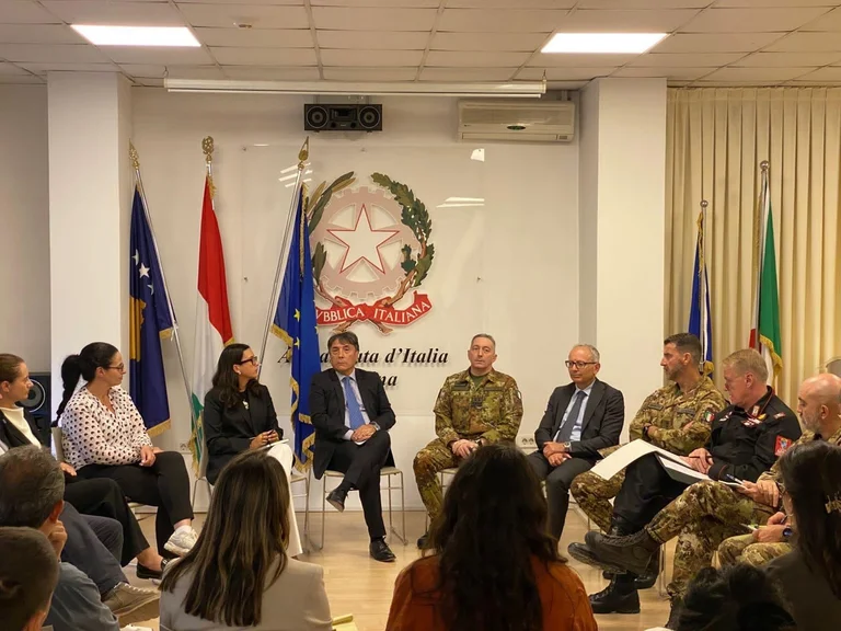 Italienische Beamte, die in Kosovo zur Vertiefung der Situation arbeiten, Botschaftsdetails