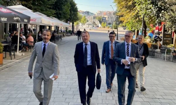O, dle comisar SBE) pentru minorităţile care au vizitat Kosovo au rămas, de asemenea, în nord: să aibă consultări eficiente cu comunităţile non-partide