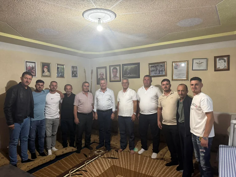 Ο Ίμρι Αχμέτι επισκέπτεται τον βετεράνο πολέμου στην Κλέκα: Ήταν τιμή του.