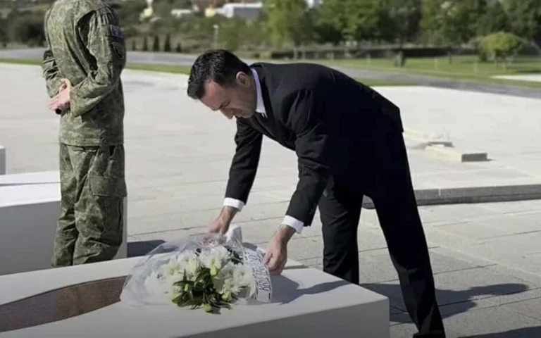 Coautorul a vorbit în negru și întuneric KLABAR un homazhe în Prekaz