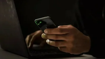 How can you protect yourself from the fraud in Whatsap that steals your identity and asks them in front of contacts