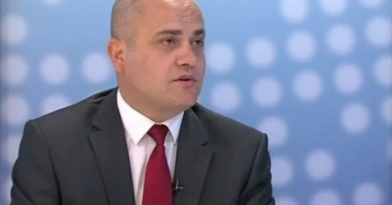 Avdyli: Ekstremistët serbë po u kërkojnë vozitësve serbë me targa RKS të kenë shenjë dalluese