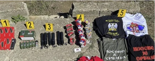 Kosowska policja pod specjalną operacją znaleźć broń, koszulki z serbskich nacjonalistycznych symboli na północy