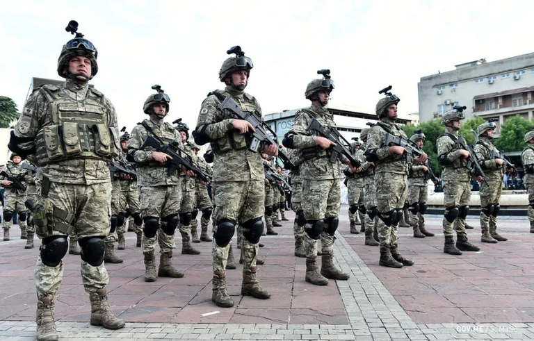 Montenegro, Decani'de plaka “Kosovo'da tutuklanan askeri mahkum ediyor.