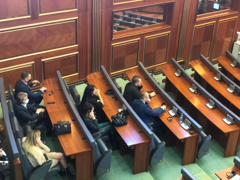 Mbi 100 mijë euro paga për 10 deputetët serbë