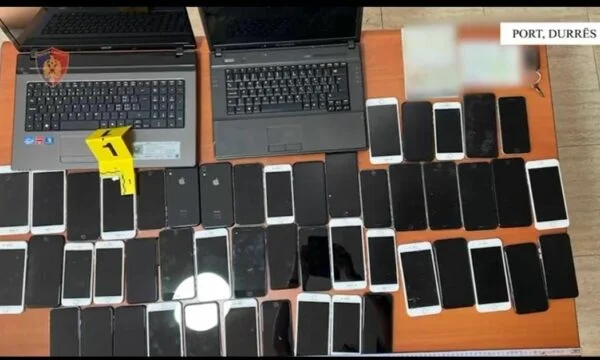 Косово е арестувано в Дуръс, опитвайки се да прекара 49 iPhone