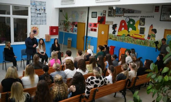 Shukri Buja találkozik Lipjan Kraste nőkkel, megesküszik társadalmi-gazdasági felruházására.