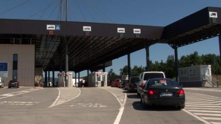 Bie fluksi i pritjeve për të dalë nga Kosova