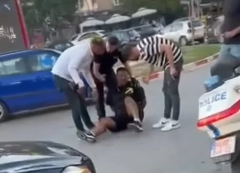 Polisen utövar fysiskt våld mot en medborgare i Prizren