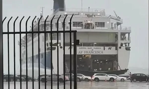 ポート・デュレスの船のロープを脱ぐ風