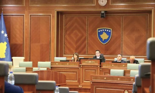 Anélkül, hogy a szerb elnökhelyettest választották volna, Basha első elnökségi ülésnek tekinti az alkotmányt.