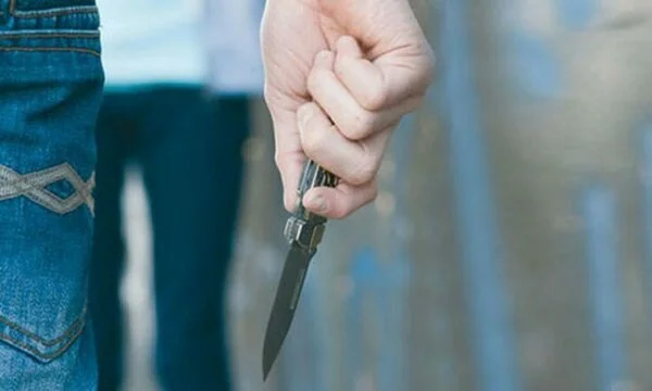 Van egy férfi, akit leszúrtak Ternova-ban, Scytheright-ban, a Peja Kórházba küldték.
