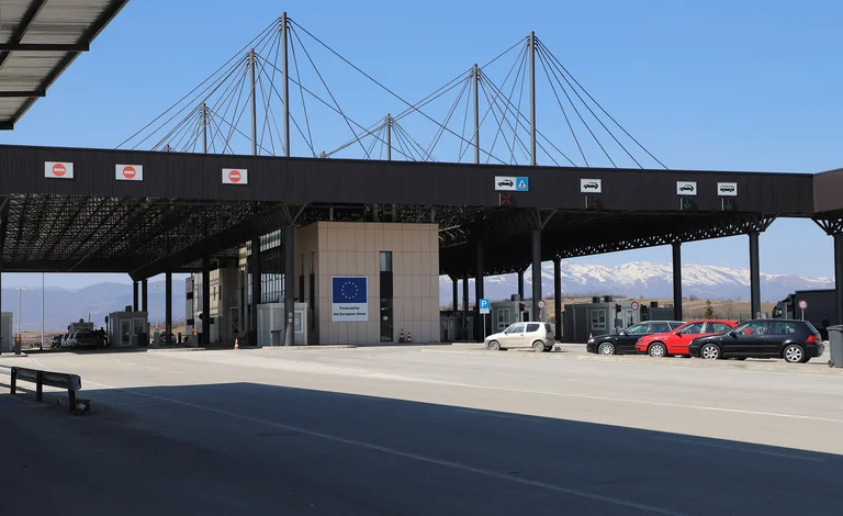 Förakt vid gränserna) att lämna Kosovo högst 20 minuter