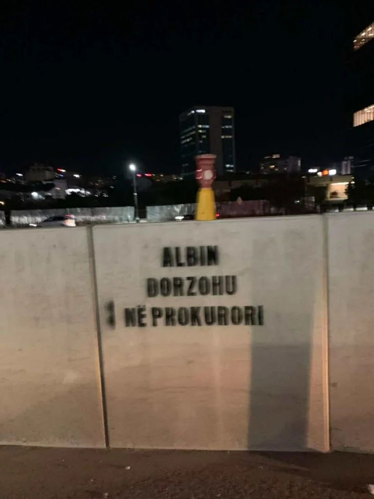 Графит“Альбин сдается прокурору” под разными углами в столице