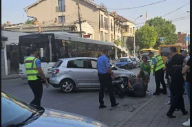 Tung olycka i Pristina mellan bil och motorcykel, en person ser sig ljuga