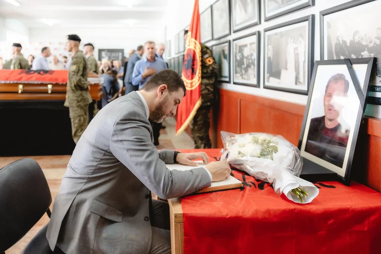 Krasniqi deltar i Ilmi Ramadanis begravning: Kosovo förlorade en sällsynt personlighet av motstånd