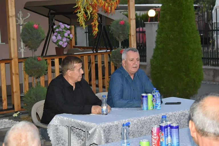 Imri Ahmetit a Gerbeshi család szeretettel üdvözli Szlovéniában.