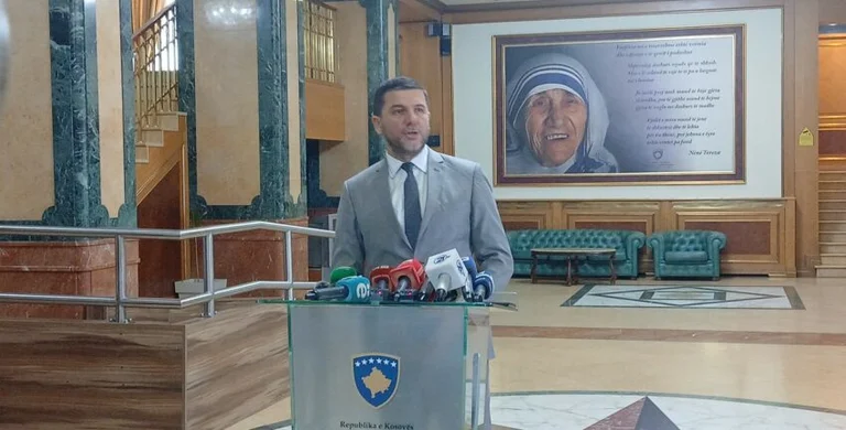 Krasniqi svarar Obadiah: Jag bad honom att göra regeringen i den tidigare oppositionen.
