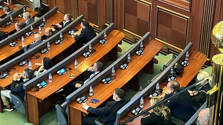 Haradinaj överger sessionen: Det finns konstitutionella kränkningar