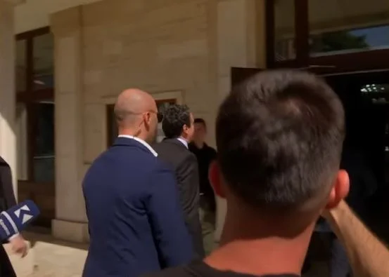 Kurti Sue egy szót sem szól, mielőtt belép a Közgyűlésbe, sem a Daimal Basha botrányról, sem Lieburn Ali lemondásáról.