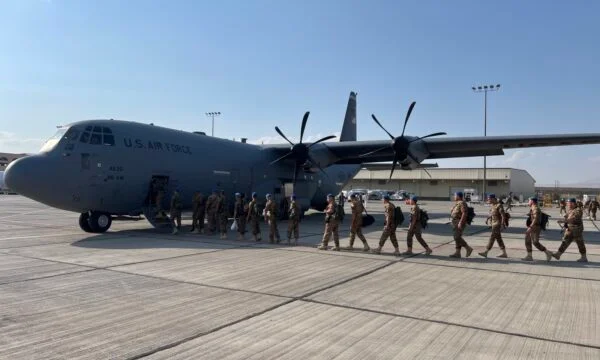 США привозят армянских солдат в Косово с американскими солдатами, они следили за Короной, за которой следовал Ереван