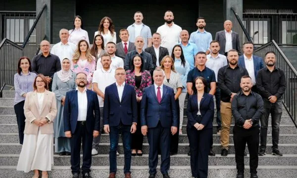 Imri Ahmeti fényképeket publikál a gyülekező jelöltekkel: Utank a történelemről és a győzelemről szól