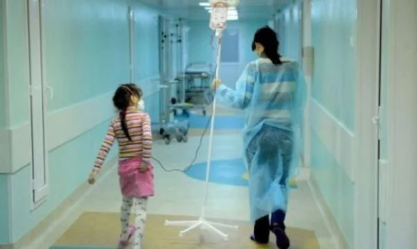 Tre fëmijë me COVID-19 po trajtohen në Pediatri, një 2-vjeçar në gjendje të rëndë