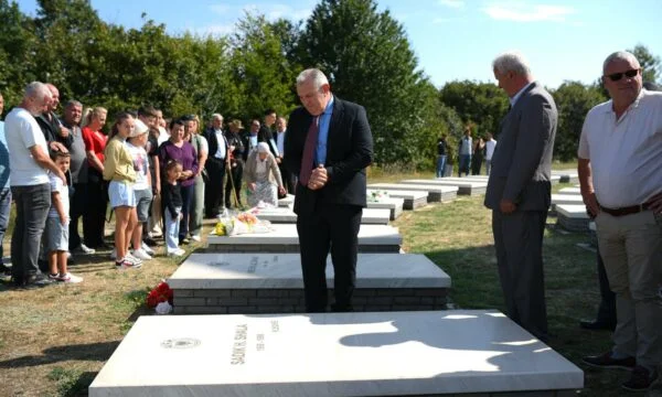 Shukri Buya は Commander Ismet Jashari の墓に敬意を表します: 彼の人生、仕事、戦争は世代にインスピレーションを残しています
