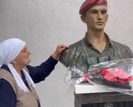 Я мальчик. Вы сейчас на полу.” В Доберделане свидетель Бюст Бахри Голопен