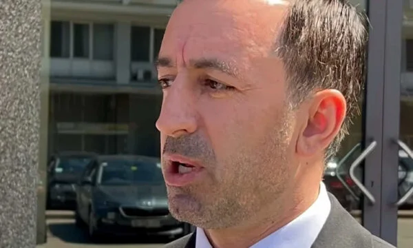 Dimal Basha har några ord efter att ha misslyckats med att rösta för parlamentets talman