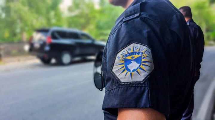 Polícia descobre estufa com 500 plantas de cannabis, três presas em Gjilan