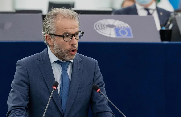 Tijs Reuten: A kormány formálása az EU és a KiE tagságához