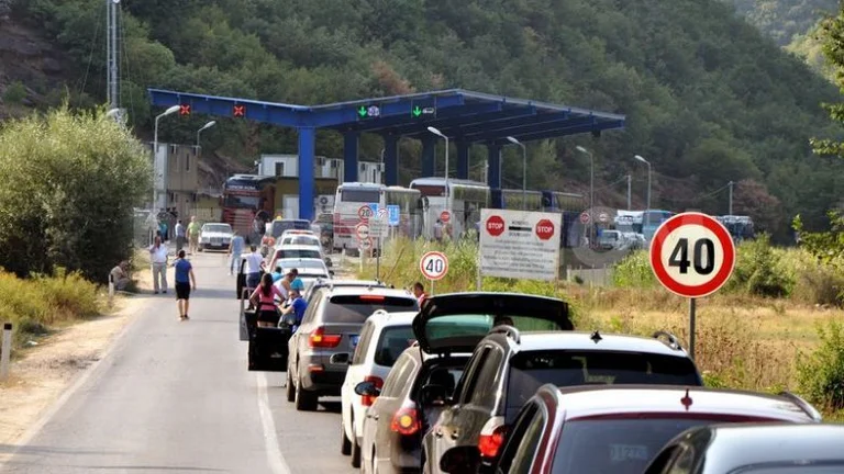 Mbi dy orë pritje në Merdare për të dalë nga Kosova