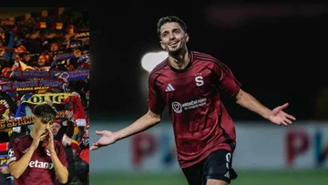 Serbischer Fußballspieler und proserbische Spartan-Fans sind im Feuer