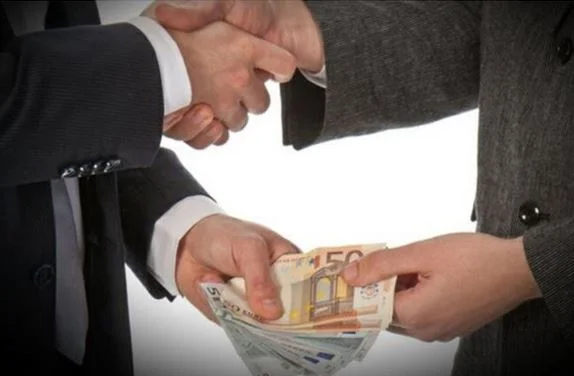 Doi oficiali de corupţie arestaţi, au fost de acord să mituiască un candidat pentru a trece testul de brevetare