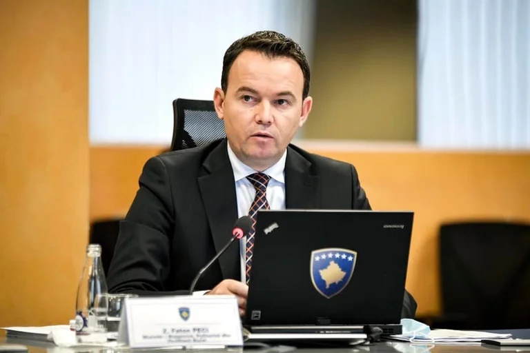 Peci arsyeton mungesën e empatisë: Distancohet, por sulmon Hashim Thaçin, Behxhet Pacollin dhe mediat