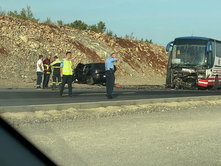 Şoferul nu a reglat viteza, a ieşit de pe drum şi s-a prăbuşit în autobuz.