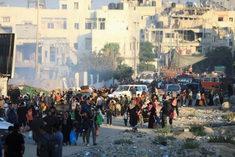 Palestinianos saem da cidade de Gaza, enquanto Israel diz que começou seus primeiros estágios de ataque
