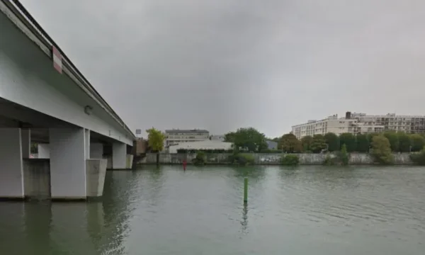Der er fire lig på Sena-floden i Paris. Politiet interviewer en mand som mistænkt for mord.